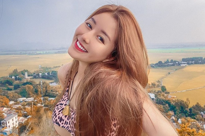 Cụ thể, hot girl Sài thành vui vẻ trả lời tiện PR luôn cho việc kinh doanh: "Cầu lông em ơi, sẵn tiện đi chụp mẫu đồ mới chị có bán nè! Kết hợp lại tốt mà".