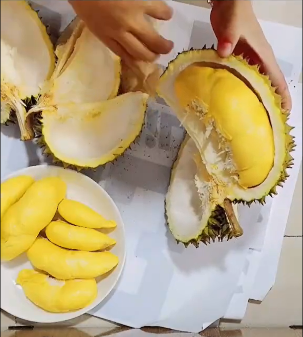 Đúng là cô nàng rất may mắn khi mua được trái sầu riêng này.