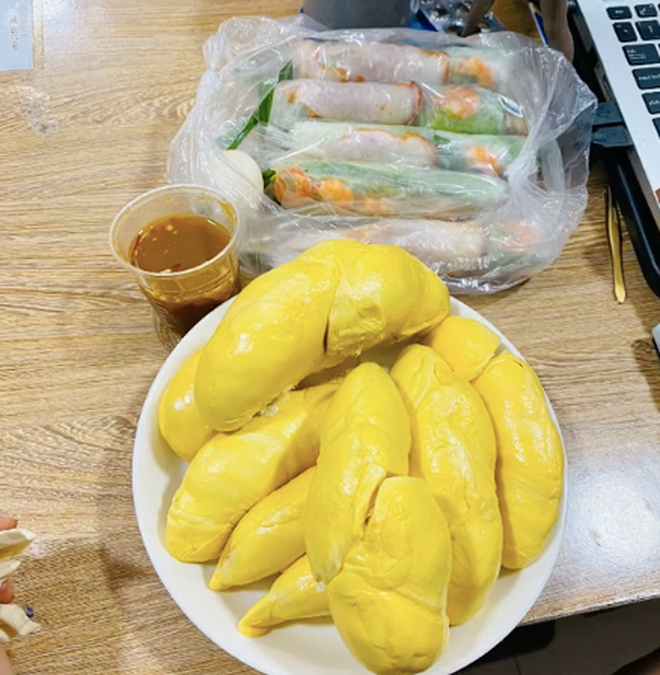 Dưới phần bình luận, dân mạng đều khẳng định cô nàng quá may mắn khi mua được trái sầu riêng có tiêu chuẩn cực đỉnh.