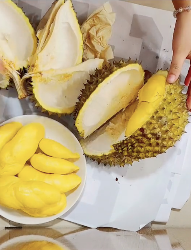 "Đáng đồng tiền bát gạo, chỗ mình trái mấy trăm nghìn mà bổ ra được có 4 hộc là mừng lắm rồi" hay "Chưa bao giờ mình thấy sầu riêng nhiều hộc vậy luôn"... là những bình luận dân mạng để lại dưới clip.