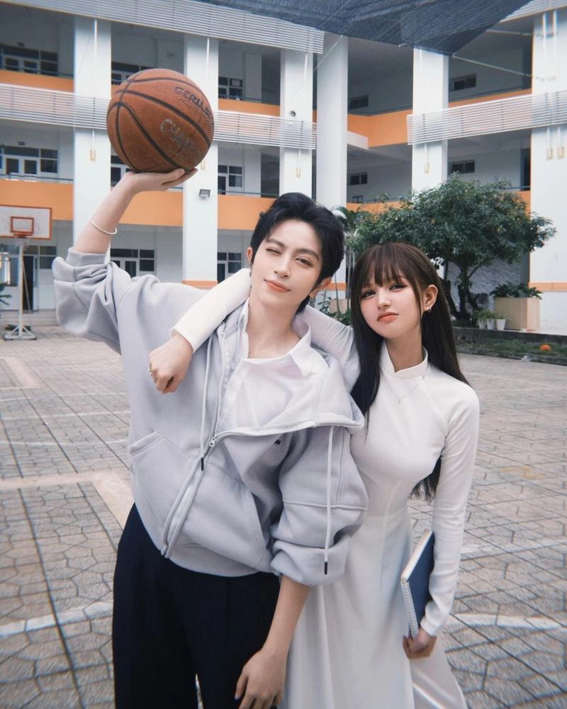 Xoài Non tiết lộ cô là fan Gil Lê từ khi học lớp 5, sau khi xem một chương trình truyền hình có MC tham gia. Người đẹp nói hiện cô "đu idol" thành công. Xoài Non hứa nếu Gil Lê tổ chức fan meeting, cô sẽ đến cổ vũ, hò hét dưới khán đài.