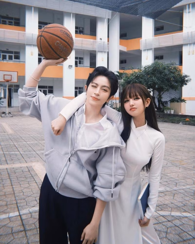 Xoài Non tiết lộ cô là fan Gil Lê từ khi học lớp 5, sau khi xem một chương trình truyền hình có MC tham gia. Người đẹp nói hiện cô "đu idol" thành công. Xoài Non hứa nếu Gil Lê tổ chức fan meeting, cô sẽ đến cổ vũ, hò hét dưới khán đài.