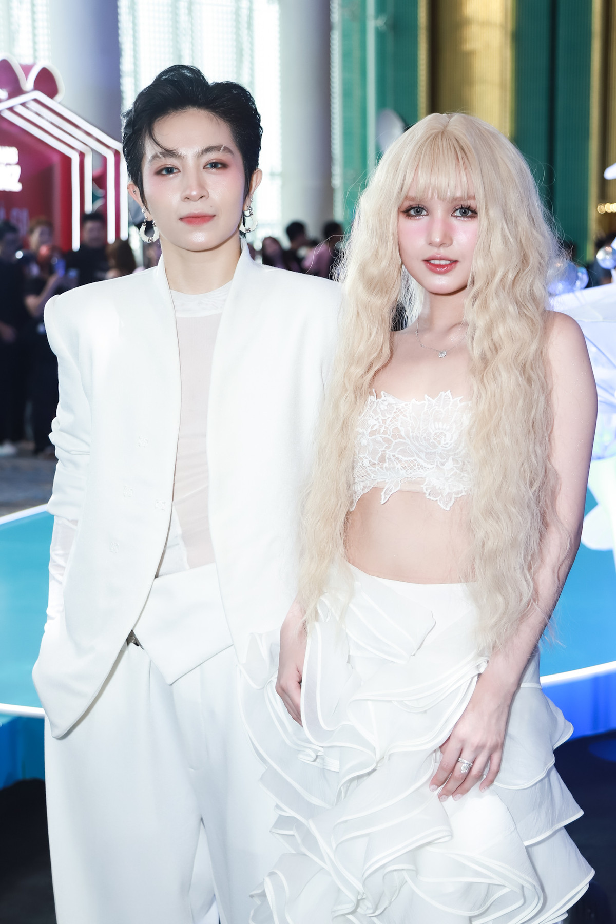 Thời gian qua, Xoài Non và Gil Lê lộ video hôn môi, gắn bó trong nhiều hoạt động và có cử chỉ thân mật khi cùng livestream, tham gia sự kiện. Tuy nhiên, đôi uyên ương vẫn né các câu hỏi của truyền thông về mối quan hệ.