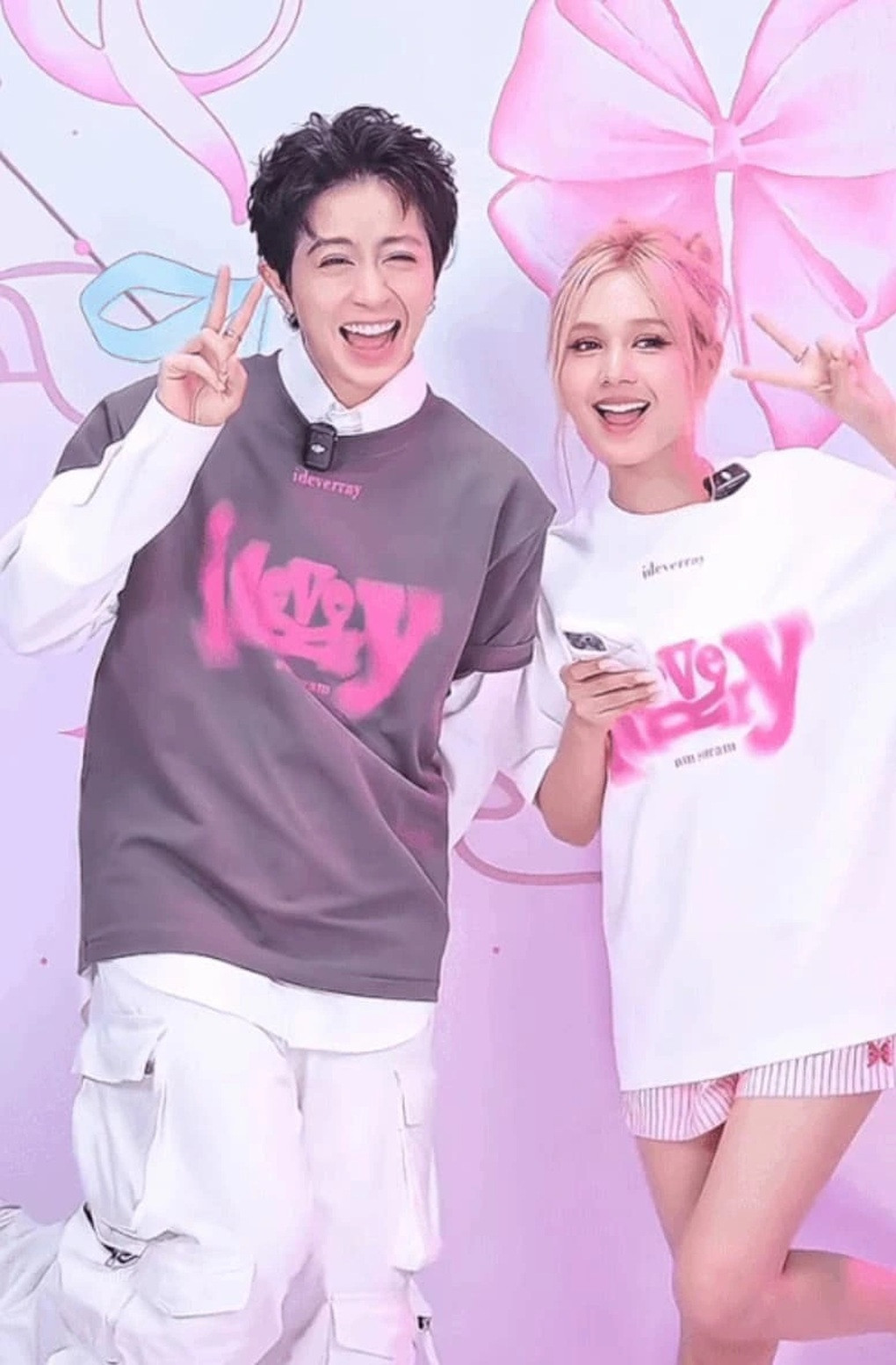 Gil Lê nói trong lần đầu gặp, Xoài Non khá "nhây", hòa đồng, thân thiện hơn cô nghĩ. Ghé nhà Xoài chơi, Gil bất ngờ vì người yêu đảm đang, "gì cũng biết làm".