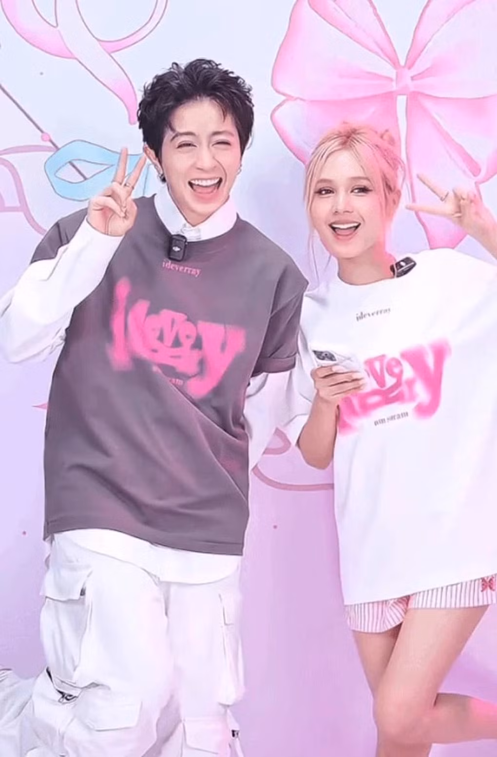 Gil Lê nói trong lần đầu gặp, Xoài Non khá "nhây", hòa đồng, thân thiện hơn cô nghĩ. Ghé nhà Xoài chơi, Gil bất ngờ vì người yêu đảm đang, "gì cũng biết làm".