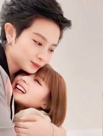 Xoài Non hôn má Gil Lê cảm ơn, sau đó cặp sao ôm nhau tình tứ. "Quà của anh. Em yêu anh", nàng hot girl Gen Z bày tỏ.