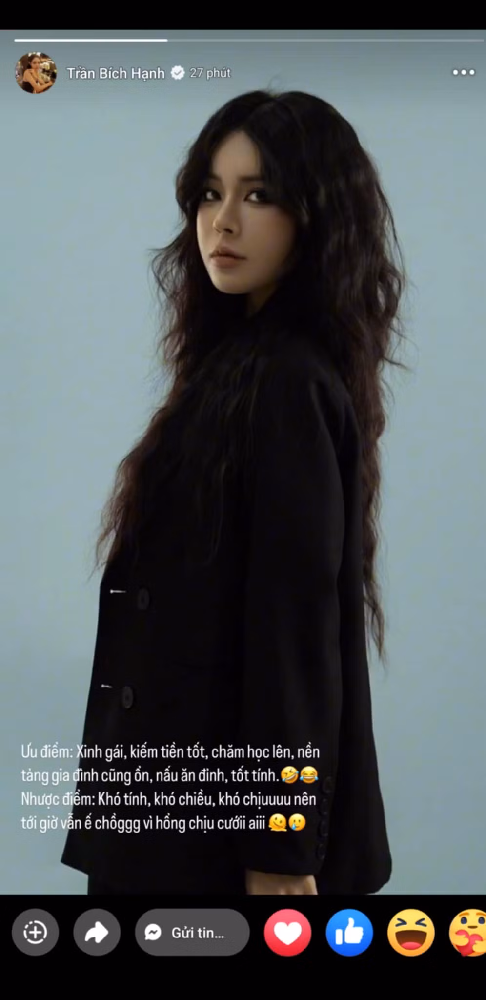 Bên cạnh đó, cô nàng cũng để lại dòng story khiến nhiều NHM đặt dấu hỏi về tình trạng của nàng hot girl và nam cầu thủ ĐT Việt Nam. Cụ thể, Bích Hạnh viết: "Nhược điểm: Khó tính, khó chiều, khó chịu nên tới giờ vẫn ế chồng vì không chịu cưới ai (PV)".
