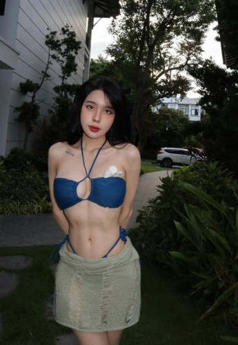 Bạn gái Văn Thanh từng là một hot gymer nổi tiếng. Cô nàng đang làm việc trong ngành thẩm mỹ, đây là một trong những nguồn thu nhập chính của cô. Ngoài ra, nàng WAG gốc Nam Định còn là cổ đông của một số nhà hàng và quán cà phê tại Nam Định và Hà Nội.