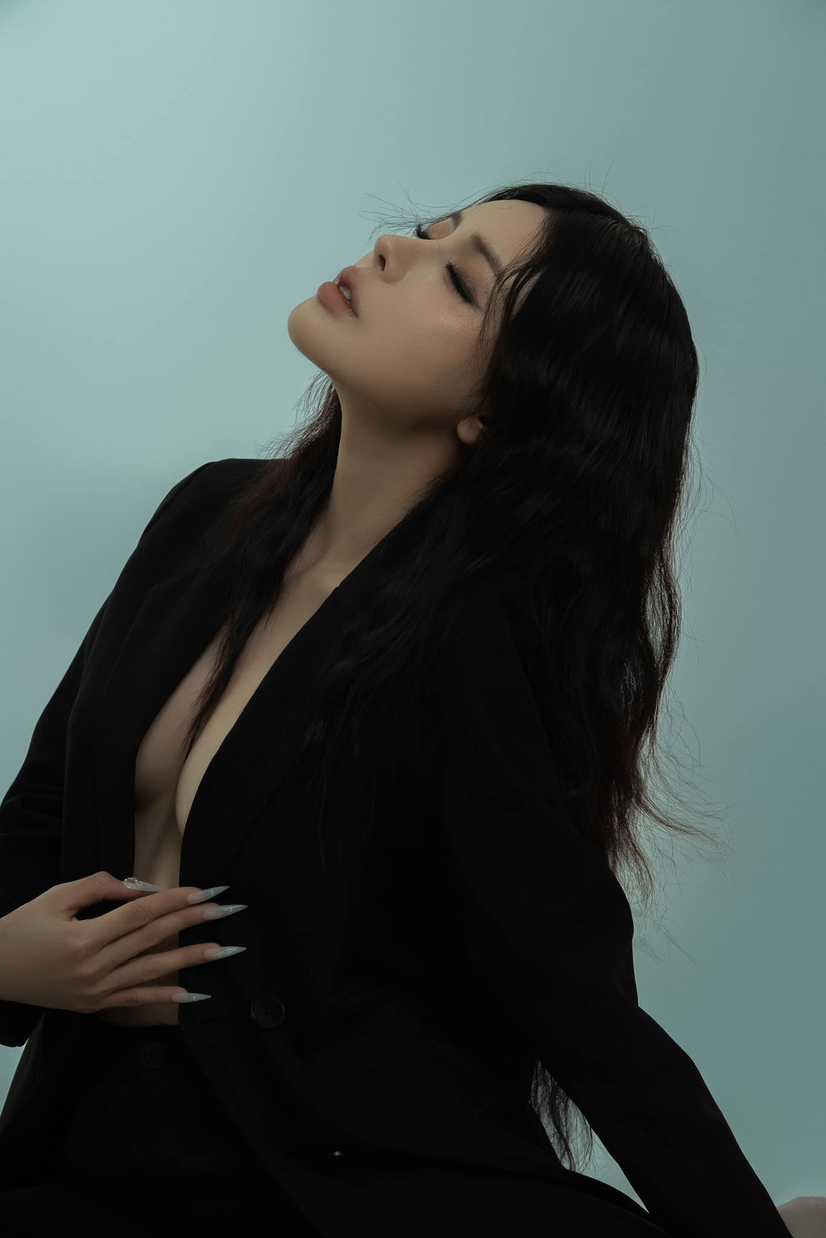 Quay trở lại với bộ ảnh mới của Bích Hạnh, ngay sau khi đăng tải, cô nàng nhận về hơn 4.000 lượt like và hàng trăm lượt bình luận. “Chị tui đẹp mê”; “Ngọt nước quá em mình ơi”; “Xinh quá xinh đi”; “Sao lại có thể đẹp được như này”; “Nét quá”; “Xuất sắc luôn”…