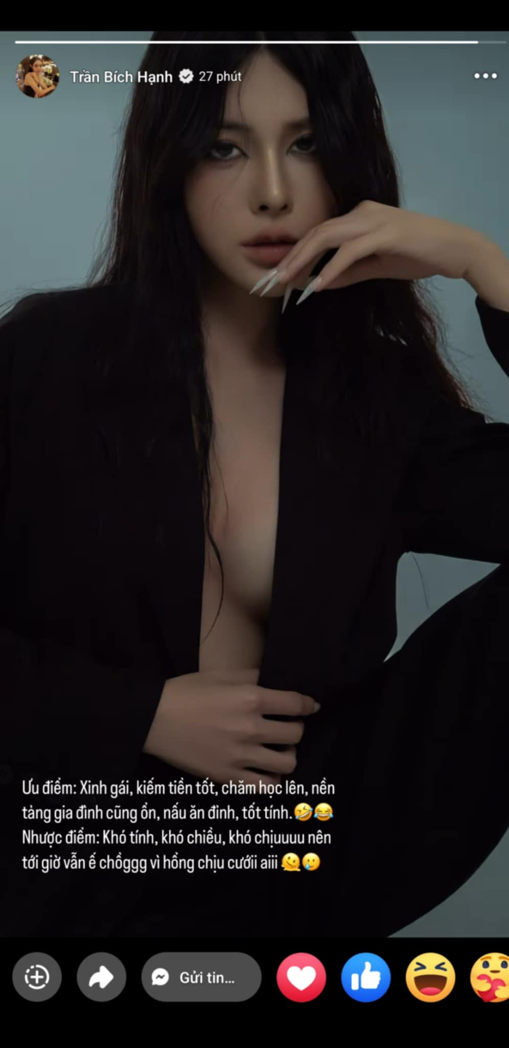 Mốt diện áo vest, thả rông ngực từ lâu được các sao showbiz rất ưa chuộng. Tuy nhiên, đây là lần hiếm hoi, Bích Hạnh diện style mới này. Bạn gái Văn Thanh “biến hóa” đầy quyến rũ trong bộ ảnh mới nhất đăng tải lên trang cá nhân.