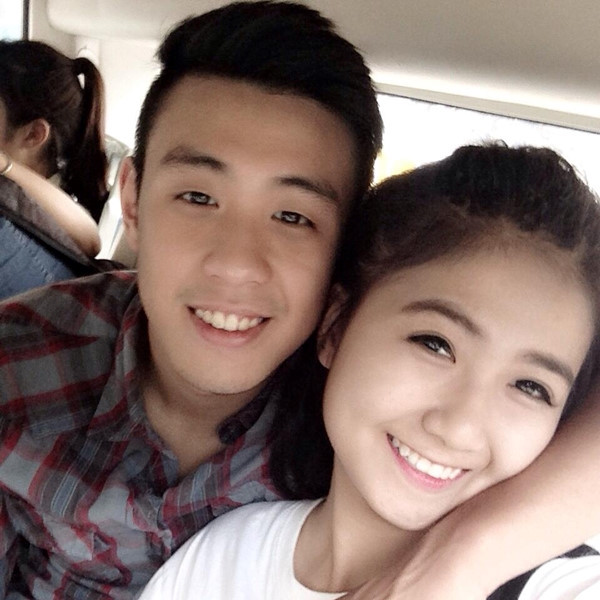 Huy Me (Phạm Công Thành, Hà Nội) từng được cho hẹn hò với cô gái tên Quỳnh Giang. Cô gây ấn tượng bởi gương mặt bầu bĩnh, đáng yêu. Mặc dù chưa bao giờ thừa nhận mối quan hệ, họ vẫn công khai trên mạng những khoảnh khắc ngọt ngào, lãng mạn.