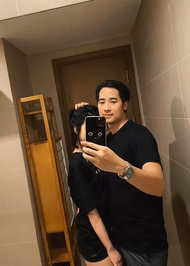 Sau mối tình đình đám với Mie Nguyễn, JV kín tiếng hơn hẳn trong chuyện tình cảm. Anh không công khai bạn gái trên trang cá nhân khiến nhiều người tò mò. Cho đến Valentine năm 2020, chàng vlogger bất ngờ đăng ảnh ôm một cô gái.