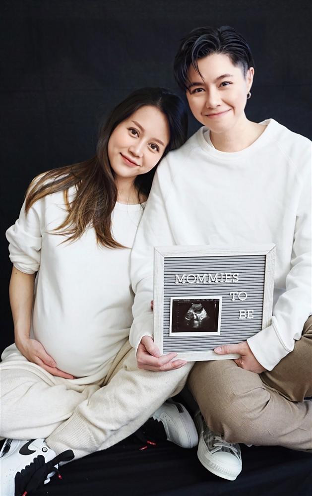 Trưa 25/12, An Nguy gây chú ý khi khoe ảnh bụng bầu bên Alex cùng tấm hình siêu âm thai nhi. Đính kèm khoảnh khắc thiêng liêng, cô viết: "May mà vẫn chưa hết trứng. Chúc mọi người một Giáng Sinh an lành". Alex sau đó cũng có chia sẻ: "Sau nhiều năm, cuối cùng cũng quyết định được đứa nào đi đẻ rồi".