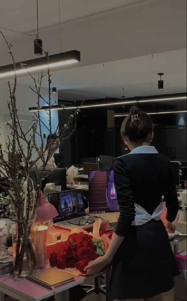 Trước đó, netizen cũng rần rần chia sẻ hình ảnh một cô giáo hot tiktok với loạt thời trang đi dạy 4 tháng không trùng bộ nào. Cụ thể, đó là cô giáo Nguyễn Quỳnh Mai (SN 1993), hiện đang là giảng viên ĐH Công nghiệp TP.HCM. Không chỉ vậy, nữ giảng viên còn có nhan sắc cực kỳ xinh đẹp.