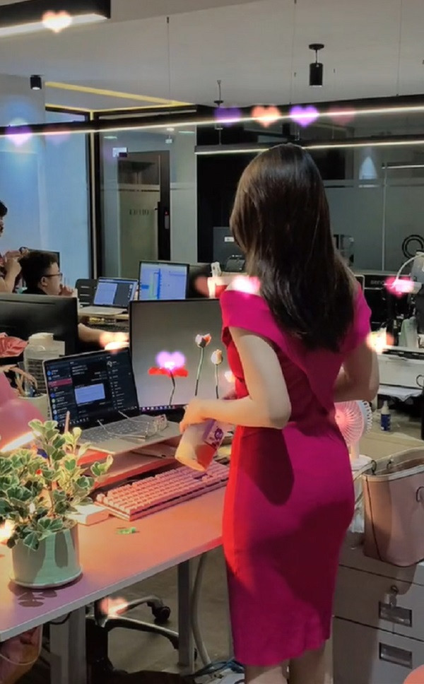 Đặc biệt, mỗi ngày nữ nhân viên văn phòng này đi làm là một style khác nhau không mặc trùng bất cứ bộ nào.