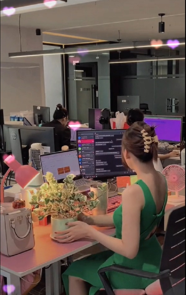 Sau khi những clip diện đồ như Celeb đi làm của nữ nhân viên văn phòng lên sóng, nhiều người cũng cho rằng có thể cô gái làm việc liên quan đến lĩnh vực thời trang nên mới có những clip phối đồ ấn tượng như vậy.