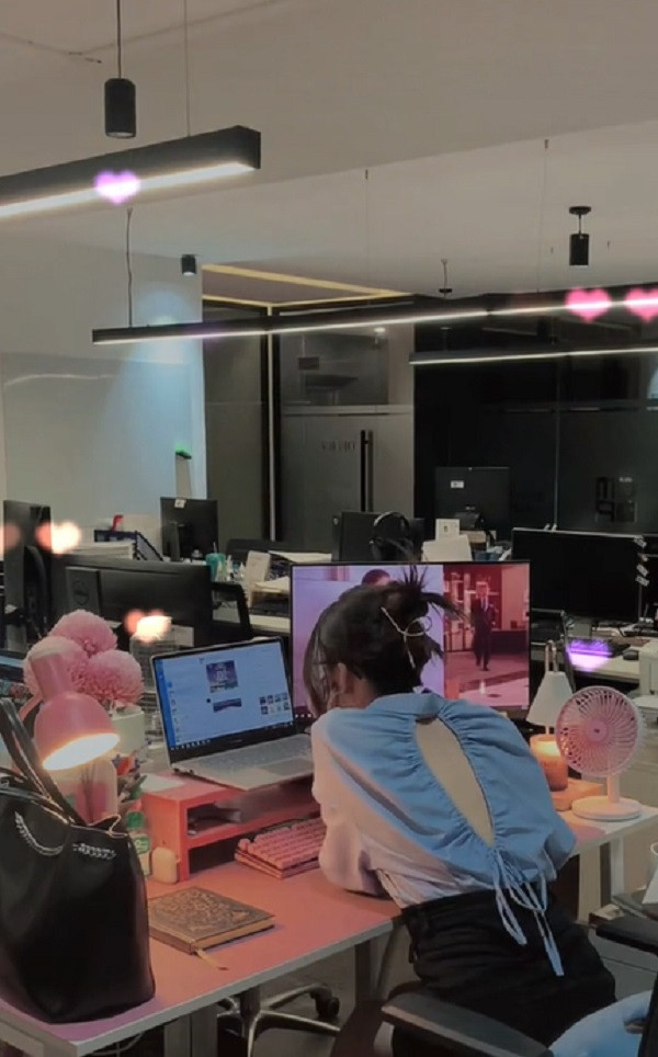 Bên cạnh đó cũng có những ý kiến cho rằng có thể cô gái là sếp, giữ vị trí cao trong công ty nên mới có thể thoải mái diện nhiều phong cách thời trang như vậy.