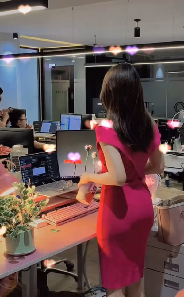 Đặc biệt, mỗi ngày nữ nhân viên văn phòng này đi làm là một style khác nhau không mặc trùng bất cứ bộ nào.