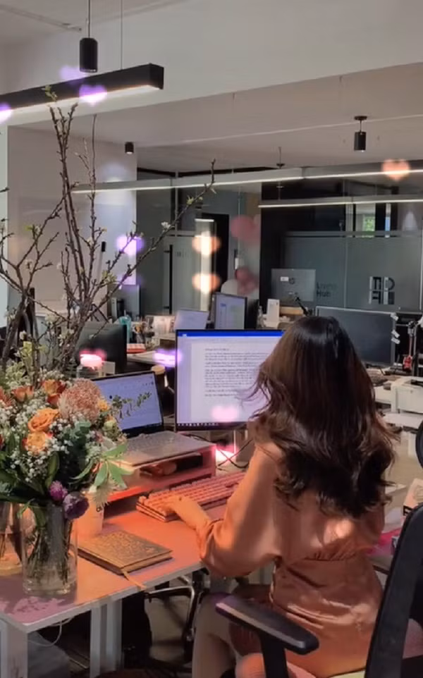 Ngay sau khi loạt ảnh bóng lưng của cô gái được chia sẻ đã lập tức gây bão mạng. Nhiều người xuýt xoa khen ngợi gu thời trang ấn tượng của cô gái này.