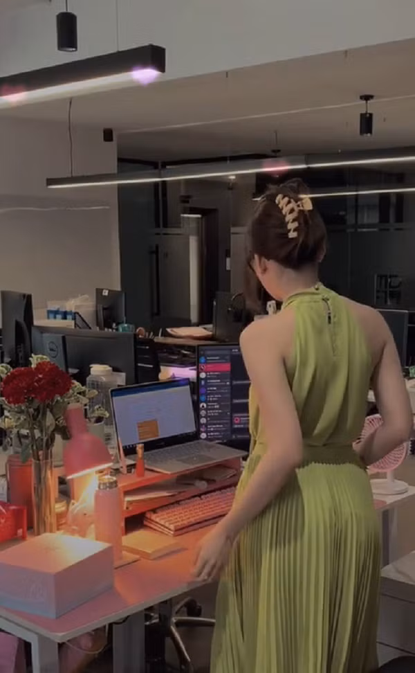 Mới đây, mạng xã hội rần rần chia sẻ hình ảnh một cô gái có màn “lên đồ” đi làm văn phòng vô cùng ấn tượng khiến ai nấy đều phải xuýt xoa. Theo những bức ảnh được chia sẻ, cô gái có vóc dáng cân đối, tất cả các set đồ mà cô diện đều vô cùng nổi bật.