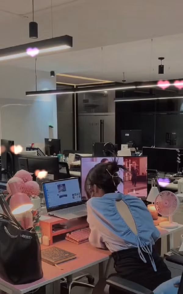 Bên cạnh đó cũng có những ý kiến cho rằng có thể cô gái là sếp, giữ vị trí cao trong công ty nên mới có thể thoải mái diện nhiều phong cách thời trang như vậy.