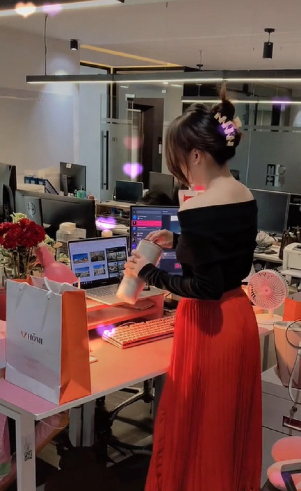 Ngoài những bộ đồ chuẩn phong cách văn phòng cô nàng cũng thường xuyên diện các set đồ cá tính, quyến rũ hay đồ đi dự tiệc.