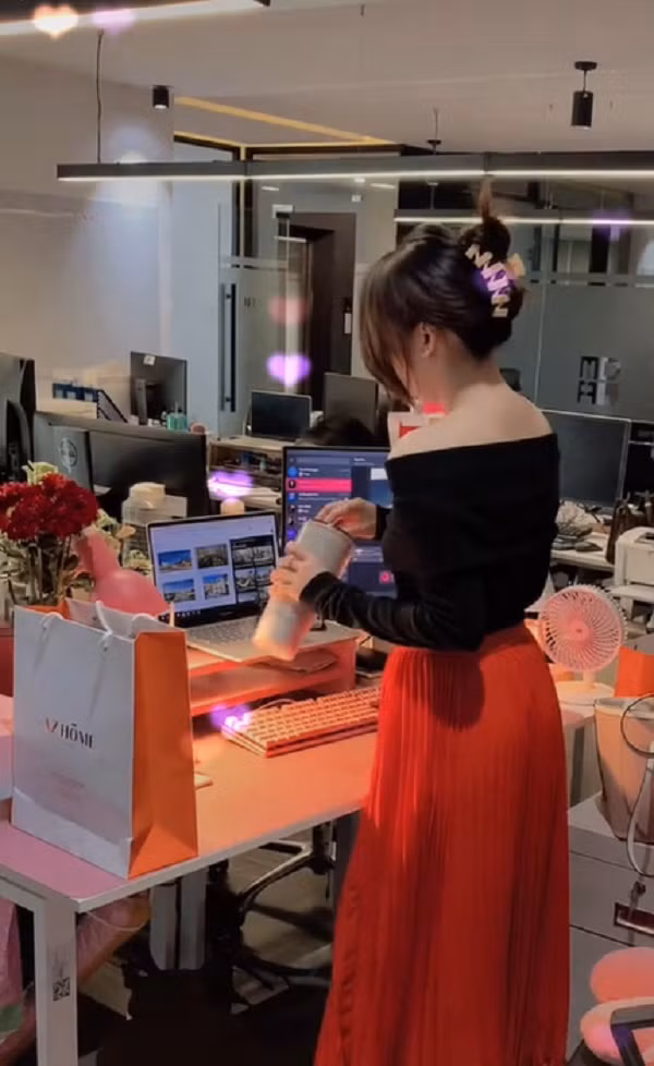 Ngoài những bộ đồ chuẩn phong cách văn phòng cô nàng cũng thường xuyên diện các set đồ cá tính, quyến rũ hay đồ đi dự tiệc.