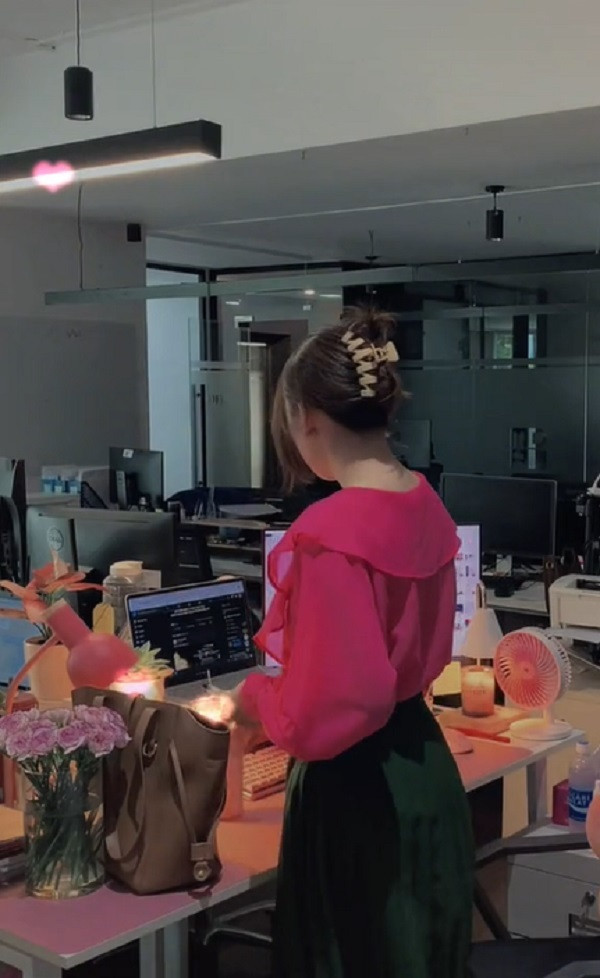 Sau khi những bức ảnh này được chia sẻ lên mạng xã hội, dân mạng cũng rần rần truy tìm info của cô nàng.