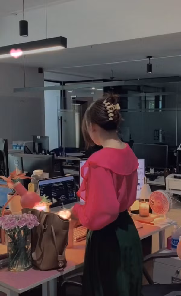 Sau khi những bức ảnh này được chia sẻ lên mạng xã hội, dân mạng cũng rần rần truy tìm info của cô nàng.