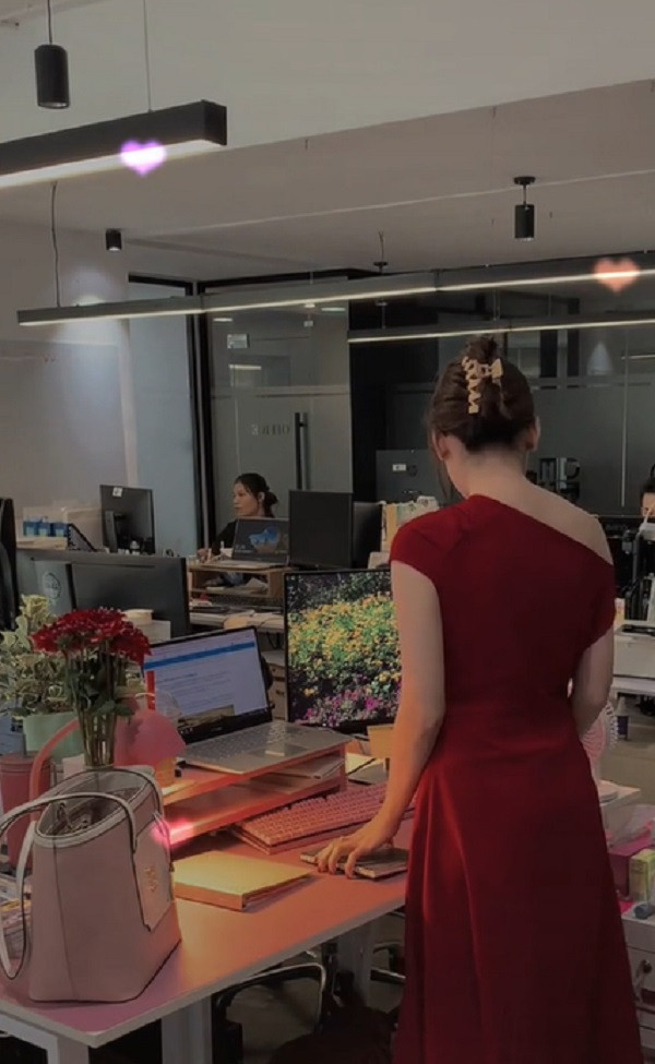 Trên trang TikTok cá nhân, cô gái thường xuyên ghi lại các clip phối đồ khi đi làm công sở của mình. Hầu hết các clip này đều thu hút sự chú ý lớn của người dùng mạng.