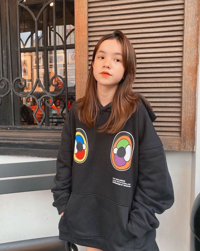 Cụ thể, Gia Linh chia sẻ về sở thích chơi đồ hiệu của mình: "Món đồ đắt nhất mà mình có là món quà của bố mẹ, chiếc túi Louis Vuitton có giá 64 triệu. Mình cũng tự mua 1 đôi giày và 1 cái túi nhưng không nhớ giá nữa".