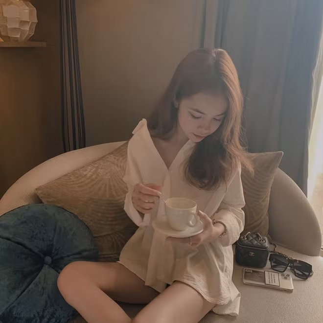 Một điều đặc biệt nữa là không chỉ Gia Linh mà cả nhà cô bạn, ai cũng đẹp. Nếu như bố mẹ Linh vừa trẻ trung vừa style xịn đét thì 2 người anh lại cực kì điển trai.