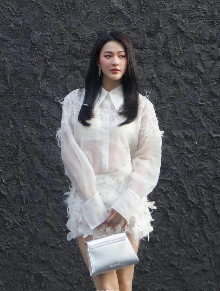 Minh Trang cũng có sự thay đổi, chuyển biến nhiều trong phong cách ăn mặc. Từ hình ảnh kín đáo, nhã nhặn, gái xinh này thử nghiệm bản thân với style gợi cảm hơn.