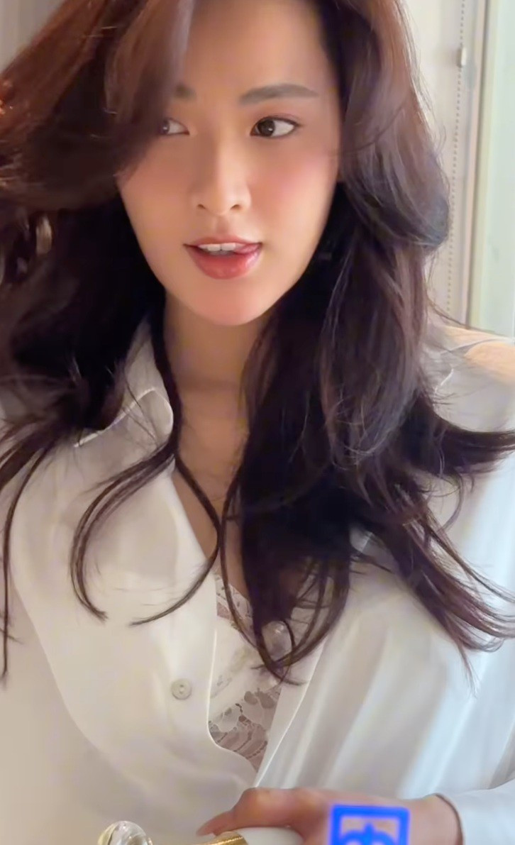 Người đẹp gốc Hải Phòng thường mặc các kiểu đồ này dưới dạng bra top, mix cùng quần jeans hay kaki đơn giản, khoe được vòng eo thon thả cùng khuôn ngực căng đầy.