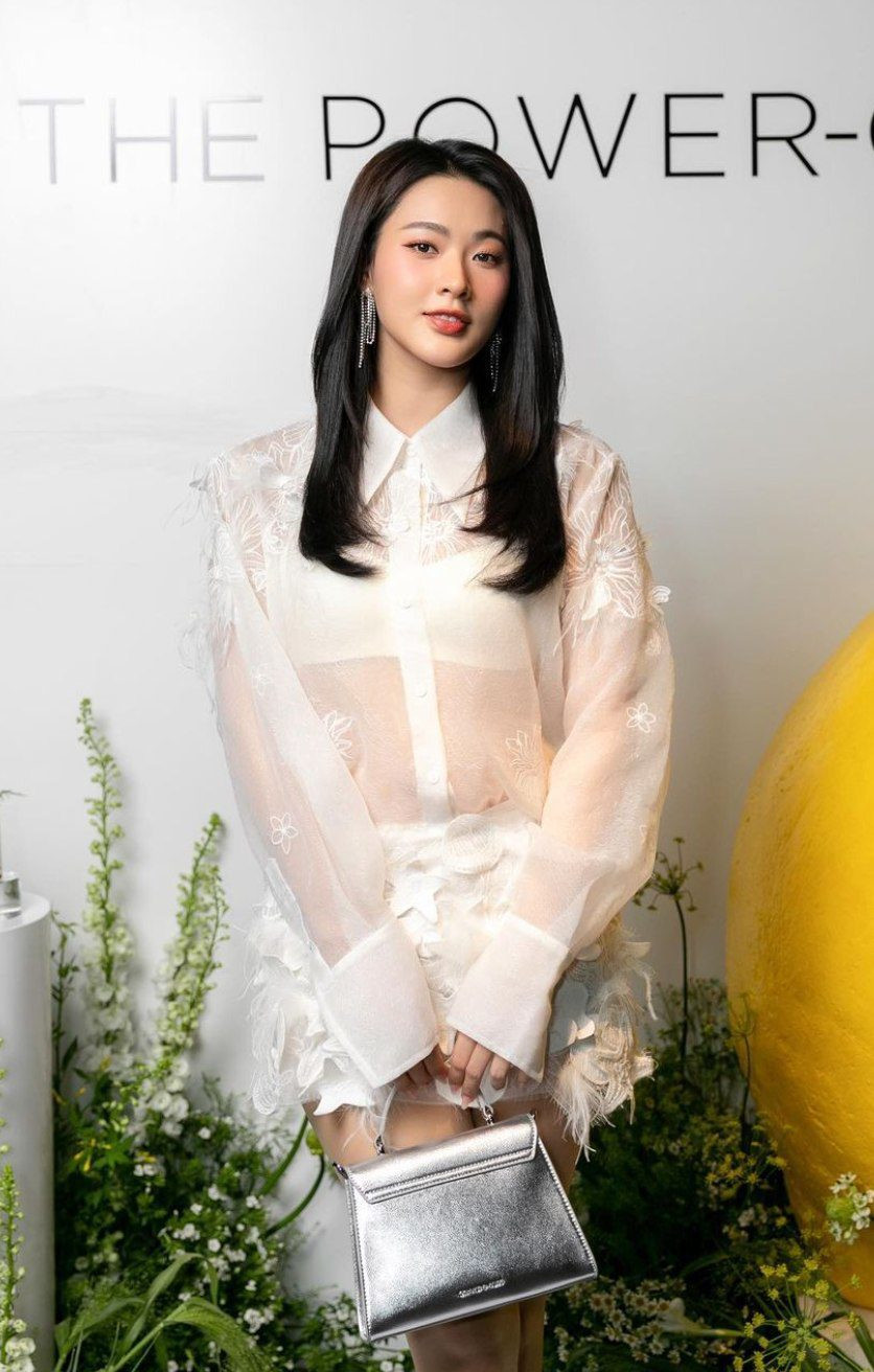 Tham dự một sự kiện mới đây, Minh Trang nhanh chóng trở thành tâm điểm khi xuất hiện cùng bộ cánh với áo trong suốt, để lộ nội y bên trong.