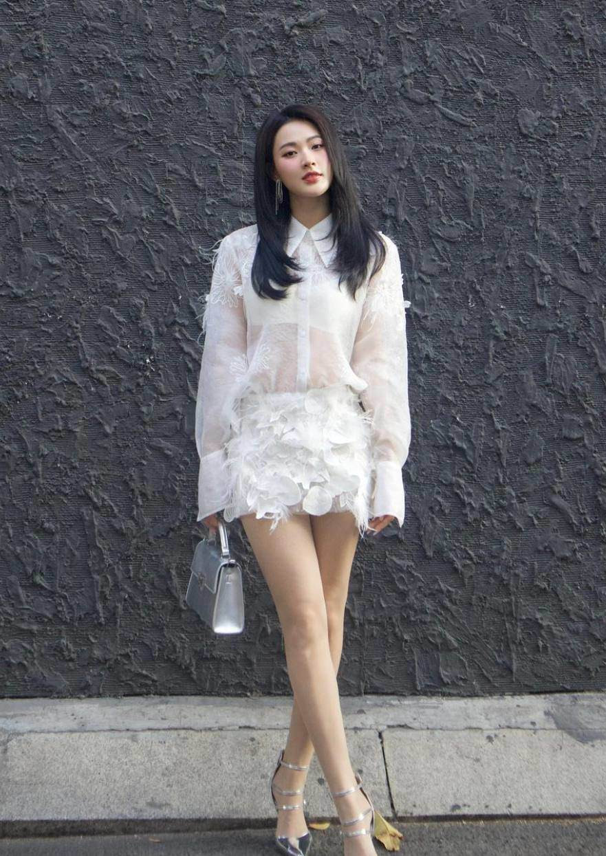 Chưa dừng lại, nữ diễn viên Minh Trang Thời khá chuộng các kiểu đồ khoe nội y lấp ló.