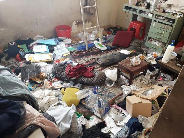 Tuy nhiên, tất cả vẫn chưa là gì khi mọi người bước tới nhà vệ sinh. Tại đây, giấy vệ sinh đã qua sử dụng được chất thành núi ngay cửa ra vào khiến ai nhìn vào cũng nổi da gà.