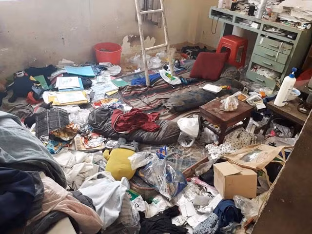 Tuy nhiên, tất cả vẫn chưa là gì khi mọi người bước tới nhà vệ sinh. Tại đây, giấy vệ sinh đã qua sử dụng được chất thành núi ngay cửa ra vào khiến ai nhìn vào cũng nổi da gà.