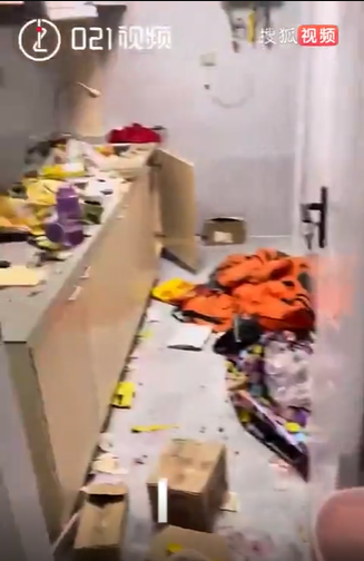 Trên giường cũng toàn là rác khiến mọi người đều không thể hiểu nổi hai cô gái đã nằm ngủ ở đâu trong căn phòng trọ siêu bẩn.