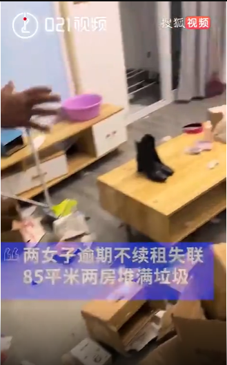 Rác thải rải từ cửa vào từng ngõ ngách của ngôi nhà gồm túi nilon, vỏ hộp thức ăn thừa, quần áo bẩn...