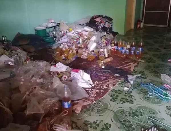 Sau một thời gian, cặp đôi chia tay, chỉ còn lại chàng trai khoảng 30 tuổi ở thuê một mình.