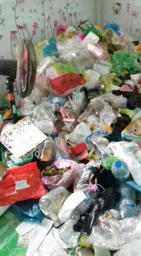 Hơn hết, việc ăn uống, ngủ nghỉ trên một đống rác và chất thải như thế lại càng không thể hiểu được.