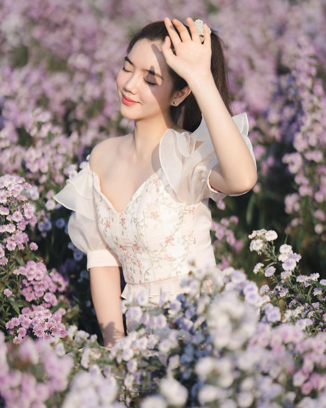 Năm 2017, Amradi Dikabales thi đấu tại Giải cầu lông Sawecdee Cup Astec Chiangmai 2017, một cuộc thi cầu lông quốc tế được tổ chức tại Chiang Mai.