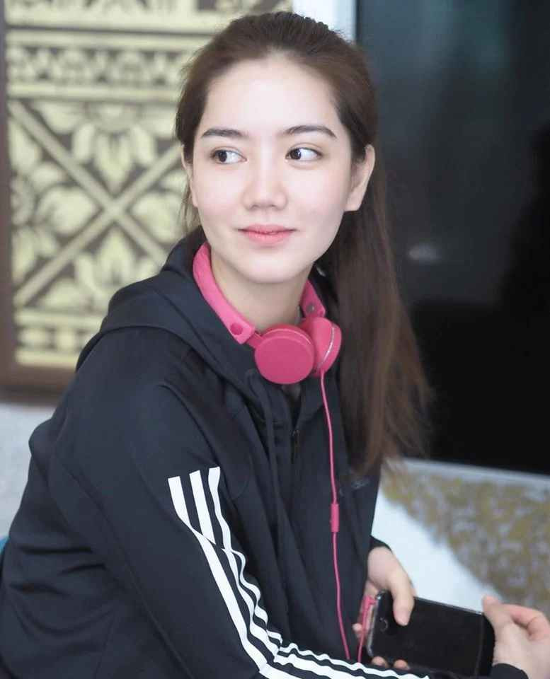 Amradi Dikabales sinh ra trong một gia đình có truyền thông cầu lông. Chị gái của người đẹp, Anongnat Dikabales cũng theo đuổi bộ môn nói trên.