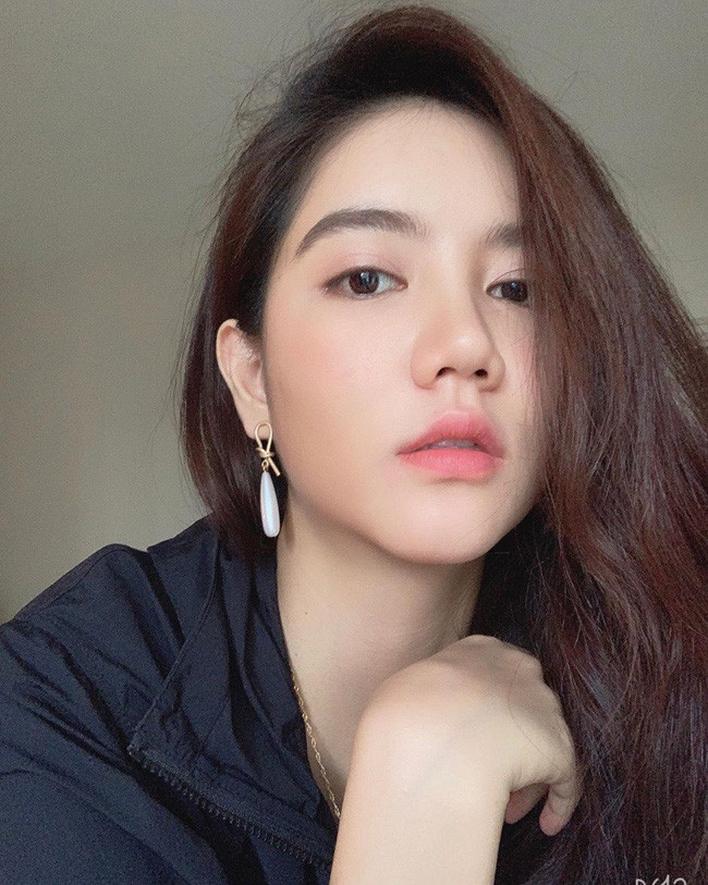 Đến năm 2013, Amradi Dikabales kết hợp với Sawitri Amitlab , một vận động viên cầu lông quốc gia Thái Lan, để thi đấu tại CU Open 2013 được tổ chức tại Đại học Chulalongkorn.