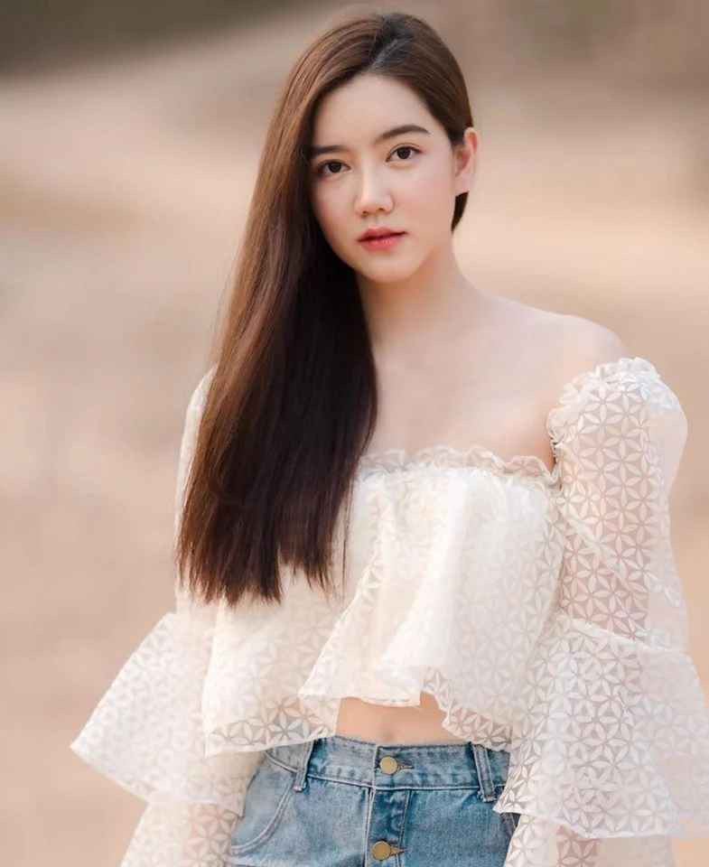 Amradi Dikabales là nữ vận động viên sinh năm 1994 tại Chiang Mai, từng nổi như cồn tại Thái Lan và các nước Đông Nam Á.