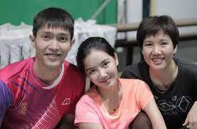 Amradi Dikabales cùng với chị gái Anongnat Dikabales thi đấu ở hạng mục đôi nữ, tuổi từ 20-24 và giành chiến thắng với chiếc huy chương vàng danh giá.