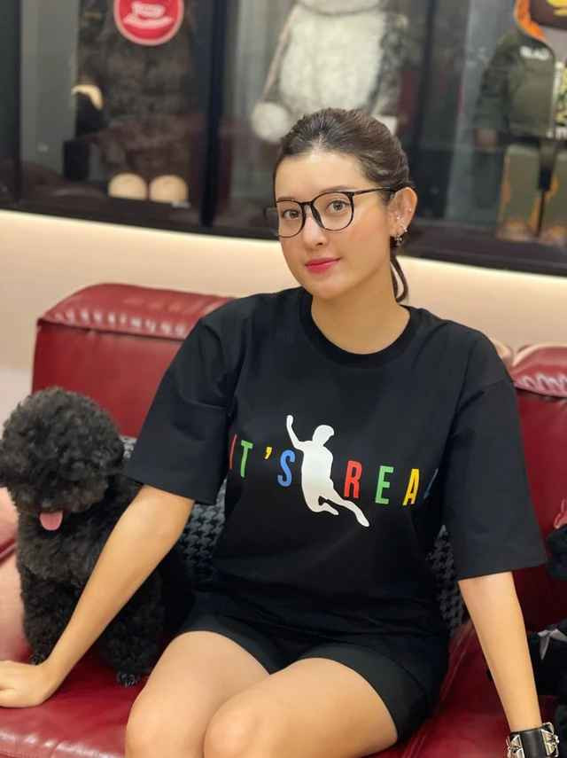 Gần nhất, Huyền My cũng là "bông hậu" duy nhất góp mặt trong tiệc sinh nhật của tiền vệ sinh năm 1996. Sau bữa tiệc, á hậu cũng đăng tải ảnh và lời chúc đến cầu thủ quê Hải Dương đón tuổi 27.