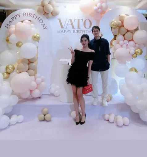 Theo đó Huyền My khoe ảnh đi ăn cưới, nàng á hậu trang điểm nhẹ nhàng cực xinh đẹp nhưng dưới bình luận lại bị cậu bạn Văn Toàn "dìm" không thương tiếc: "Già mà trẩu", Văn Toàn viết.