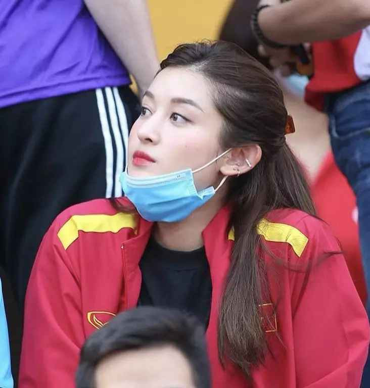 Trước đó, Huyền My - một trong những bông hậu mê bóng đá nhất Vbiz, sở hữu ngay chiếc áo "cú ngã thần sầu" của Văn Toàn. Đáng chú ý đây là sản phẩm được chính tay nam cầu thủ tặng nàng á hậu.